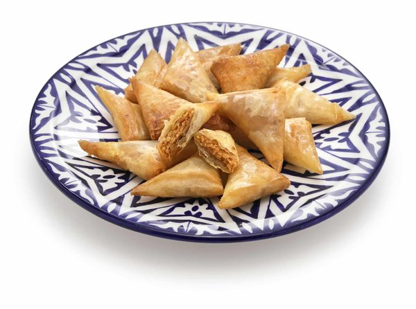 Wie bereitet man knusprige Marokkanische Briouats (Teigtaschen) mit Hühnchen und Mandeln zu?