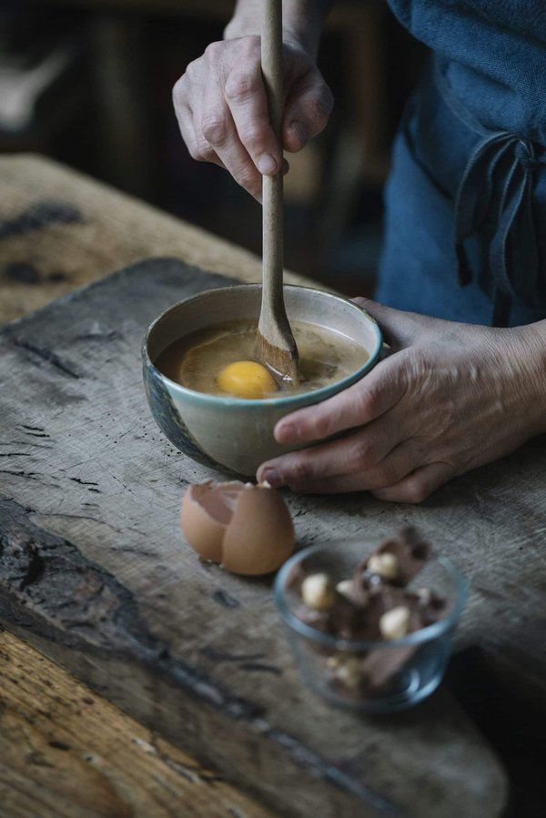 Wie gelingt ein original englischer Trifle mit Schichten aus Biskuit, Obst und Sahne?